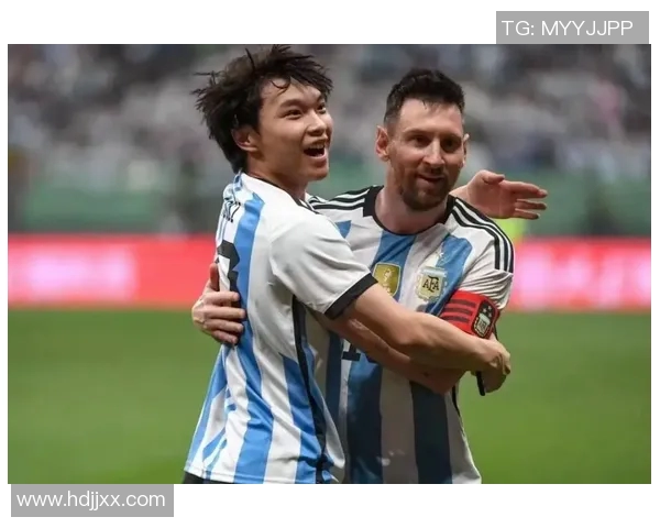 疯狂粉丝追逐足球明星的热情与执着背后隐藏的故事与情感